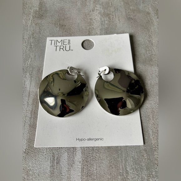 Time and Tru Shiny Silver Tone Disc Earrings - Picture 2 of 2